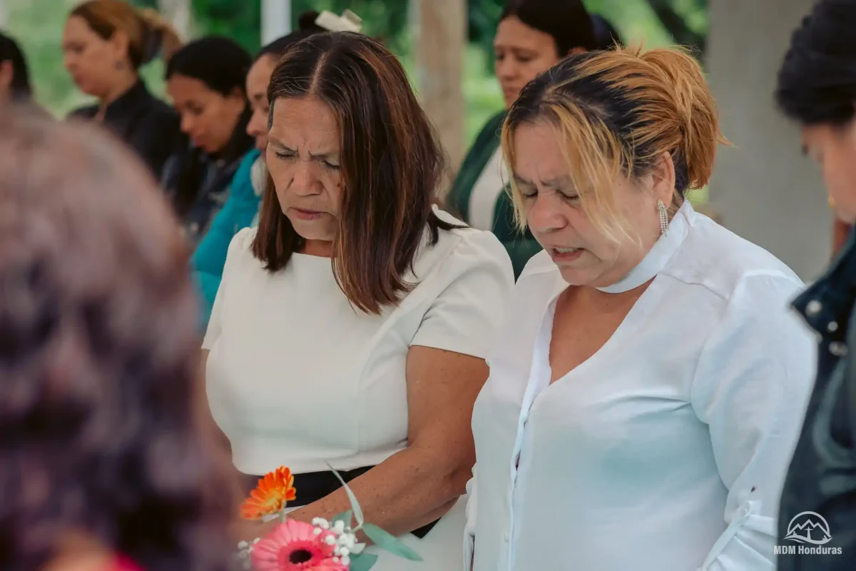 2 women praying