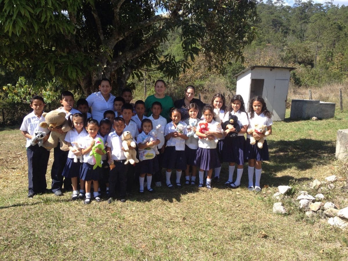 Students with teachers (L to R) Roxana and Iris, San Matías volunteers, with Molular teacher Jessika Matamoros